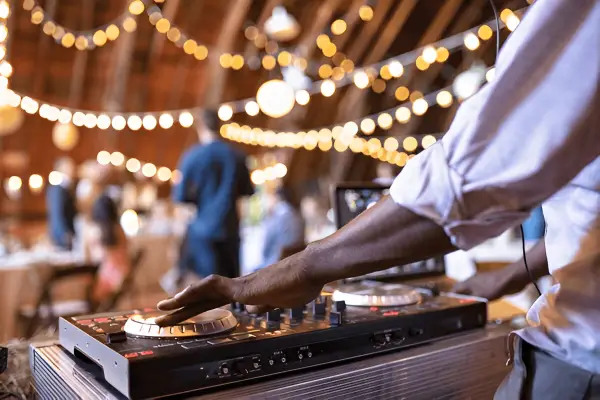 dj at a wedding ingoa